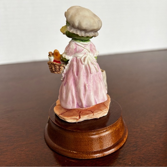 Little Nook Village Felicity Frog Victorian Frog Figurine By Leonardo - Picture 3 of 7